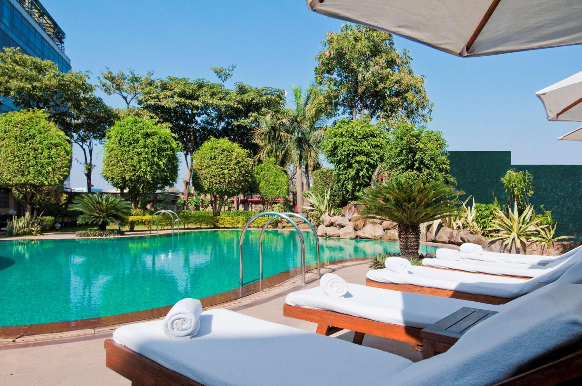 Hilton Mumbai International Airport Hotel Εξωτερικό φωτογραφία The pool at the hotel